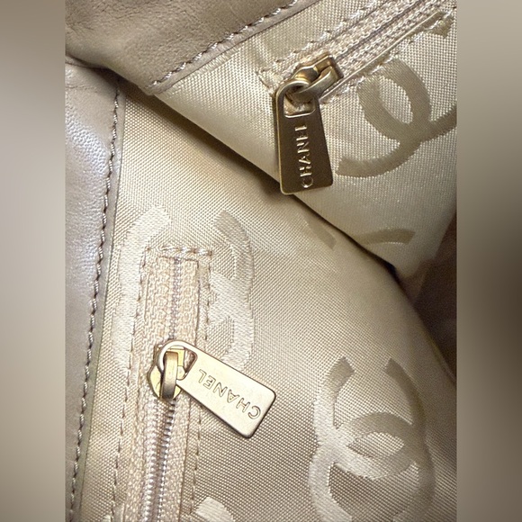 CHANEL Perforated Camellia Patent Leather Tote - Picture 16 of 16